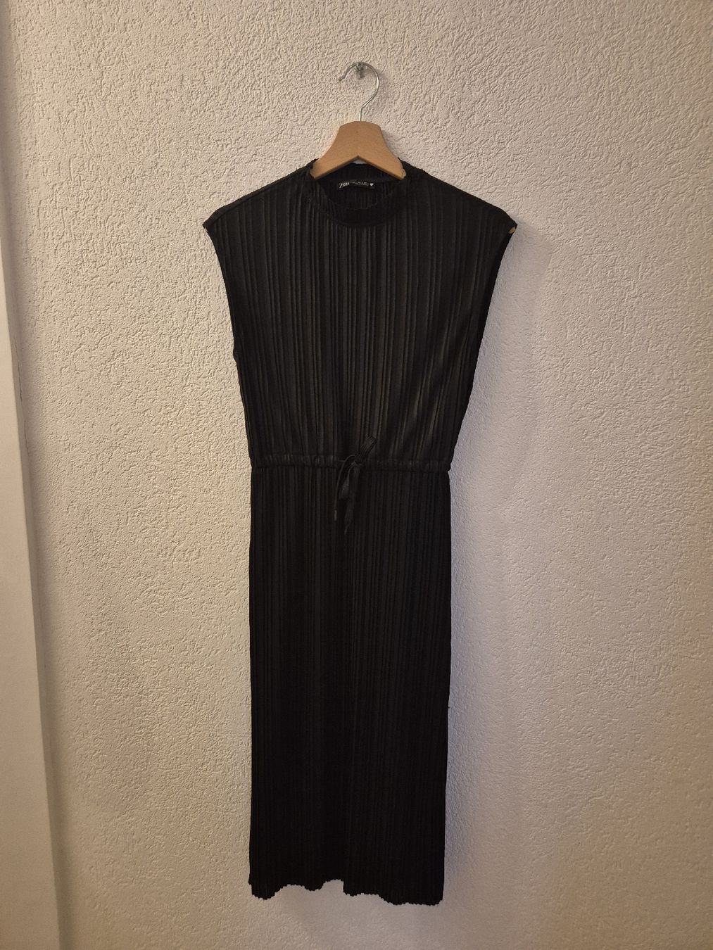 Zara Vestiti: Robe noire plissée avec ceinture – Nuovo (secondo la descrizione) da Neuchâtel venduto da Cor4