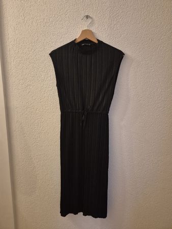 Robe noire plissée avec ceinture