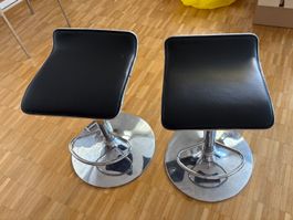 Zwei Barhocker schwarz mit Chromfuss gebraucht