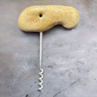 Tire-bouchon sculpture en pierre naturelle beige signé AEBI