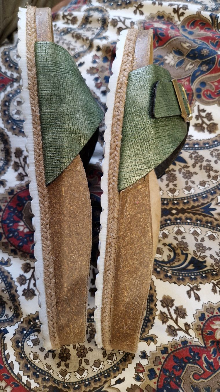 Scarpe da donna: Olivgrüne Wellness-Pantoletten – Usato da Oberengstringen venduto da Sheera7 7
