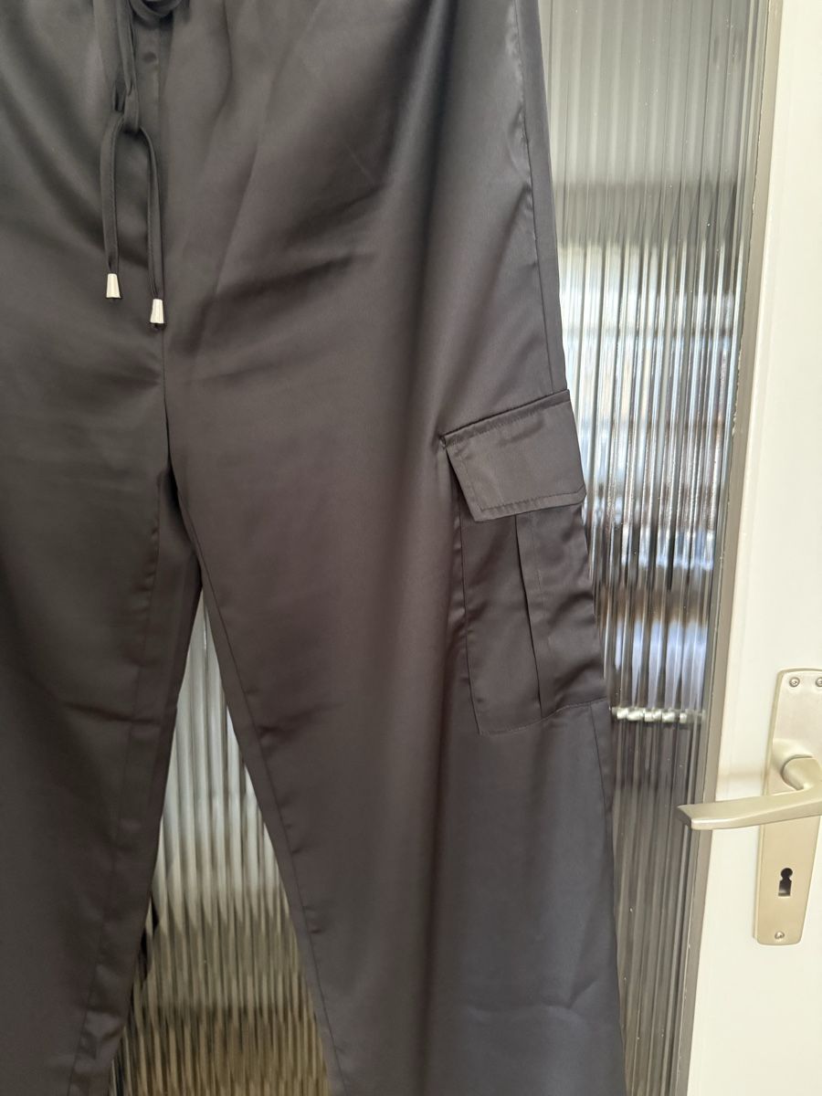 Pantaloni: Pantalon cargo noir satiné  – Nuovo (secondo la descrizione) da Monthey venduto da iri_9pt5 1