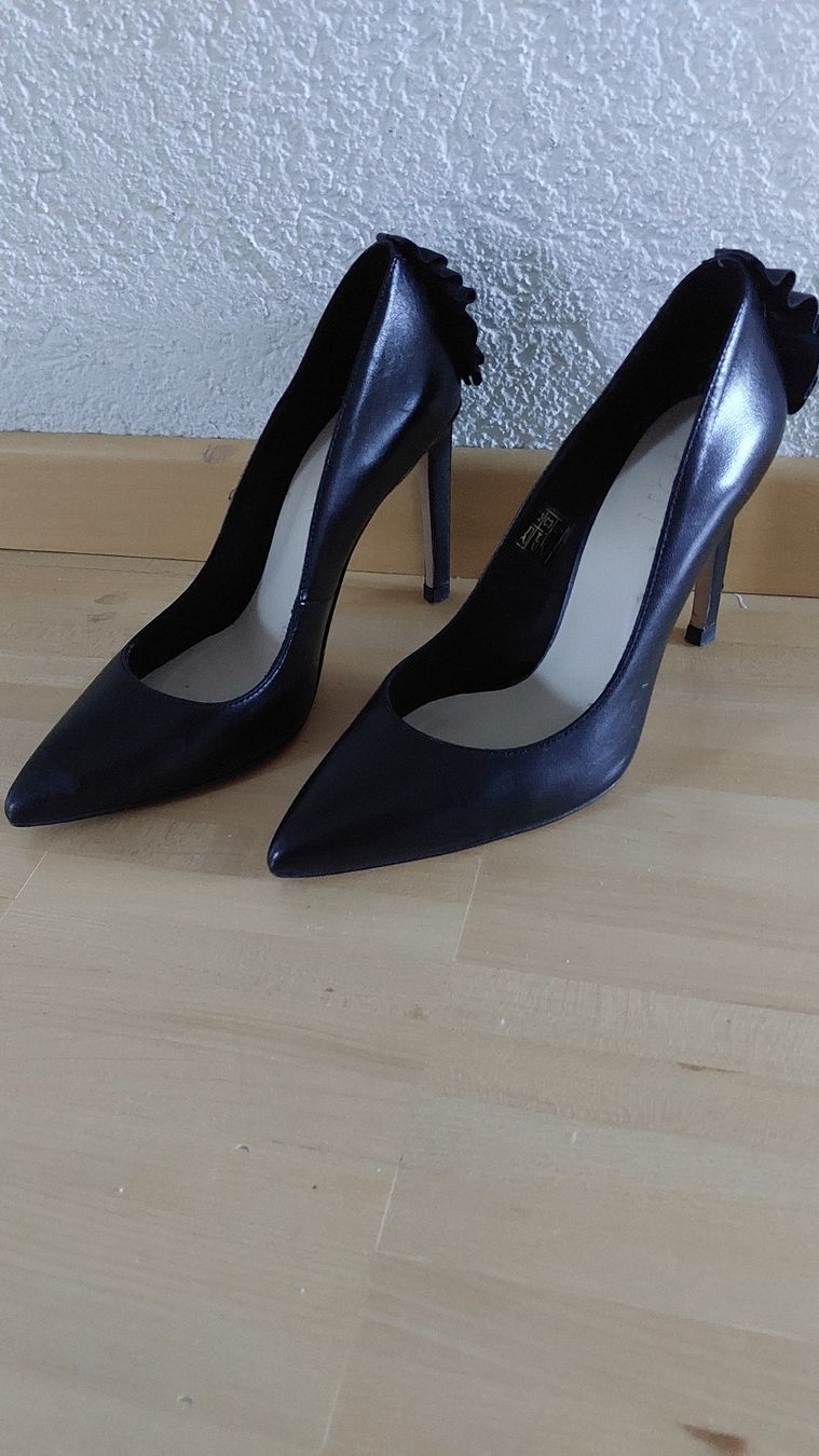 Damenschuhe: Schwarze Leder Pumps mit Rüschen Gr. 38 – Gebraucht aus Thun von Alexanna