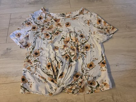 Damen T-Shirt mit Blumenmuster weiss kurz guter Zustand S