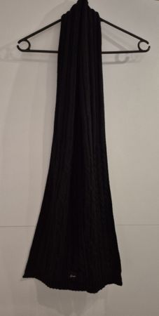 Neuwertiger GUESS Strickschal 22x175cm