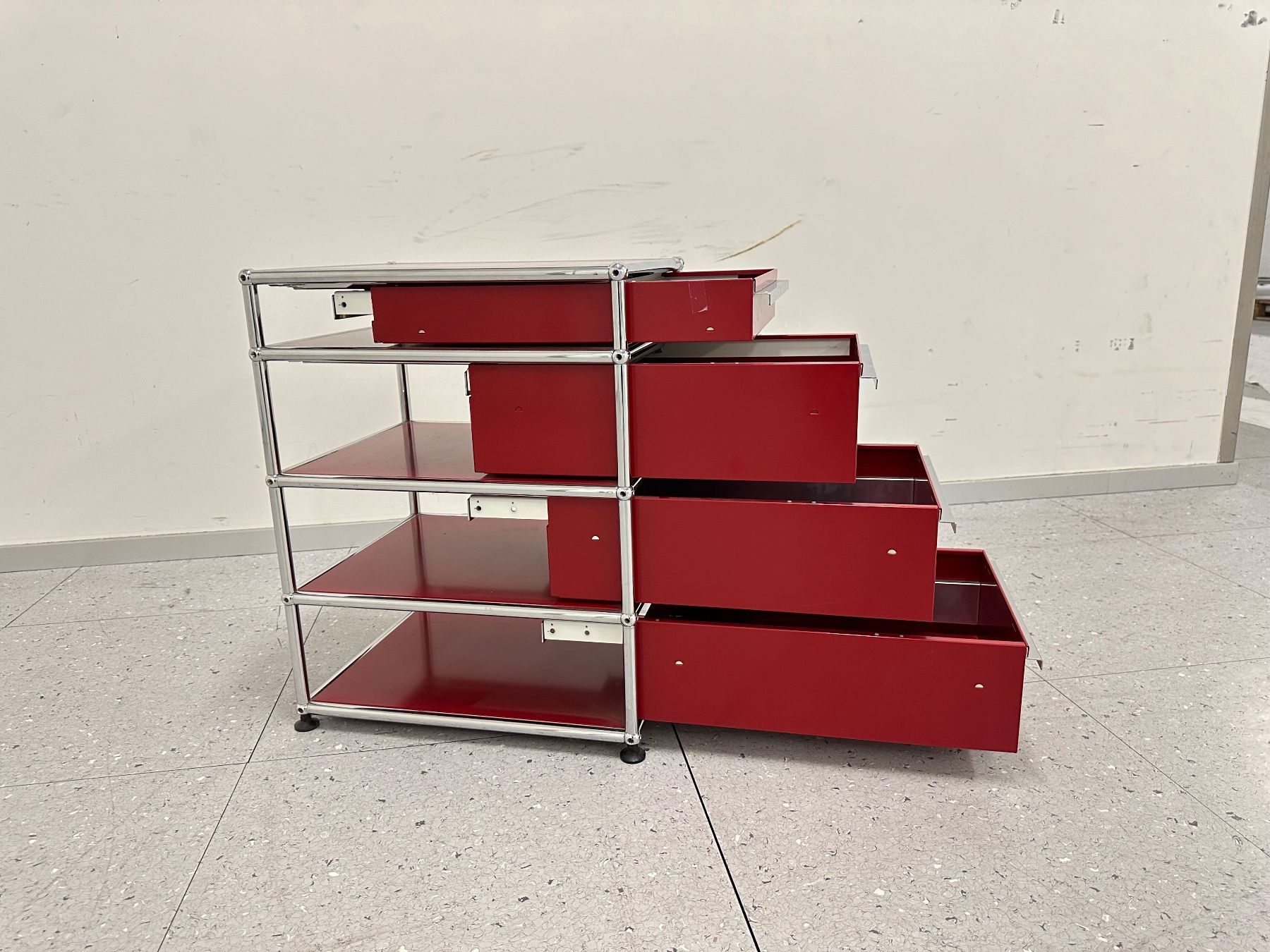 USM Banconi: USM Haller Korpus Rubinrot – Usato da Grenchen venduto da Design-Outlet 6