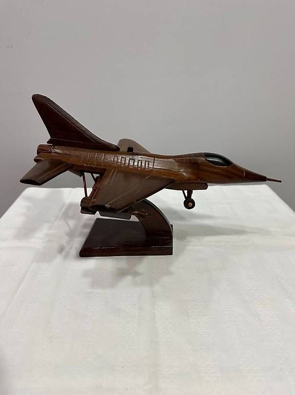 Kit di modellismo & Modellini statici: Handgeschnitztes Holzmodell Kampfjet auf Sockel – Usato da Obernau venduto da Arche_Noah_Brocki 2