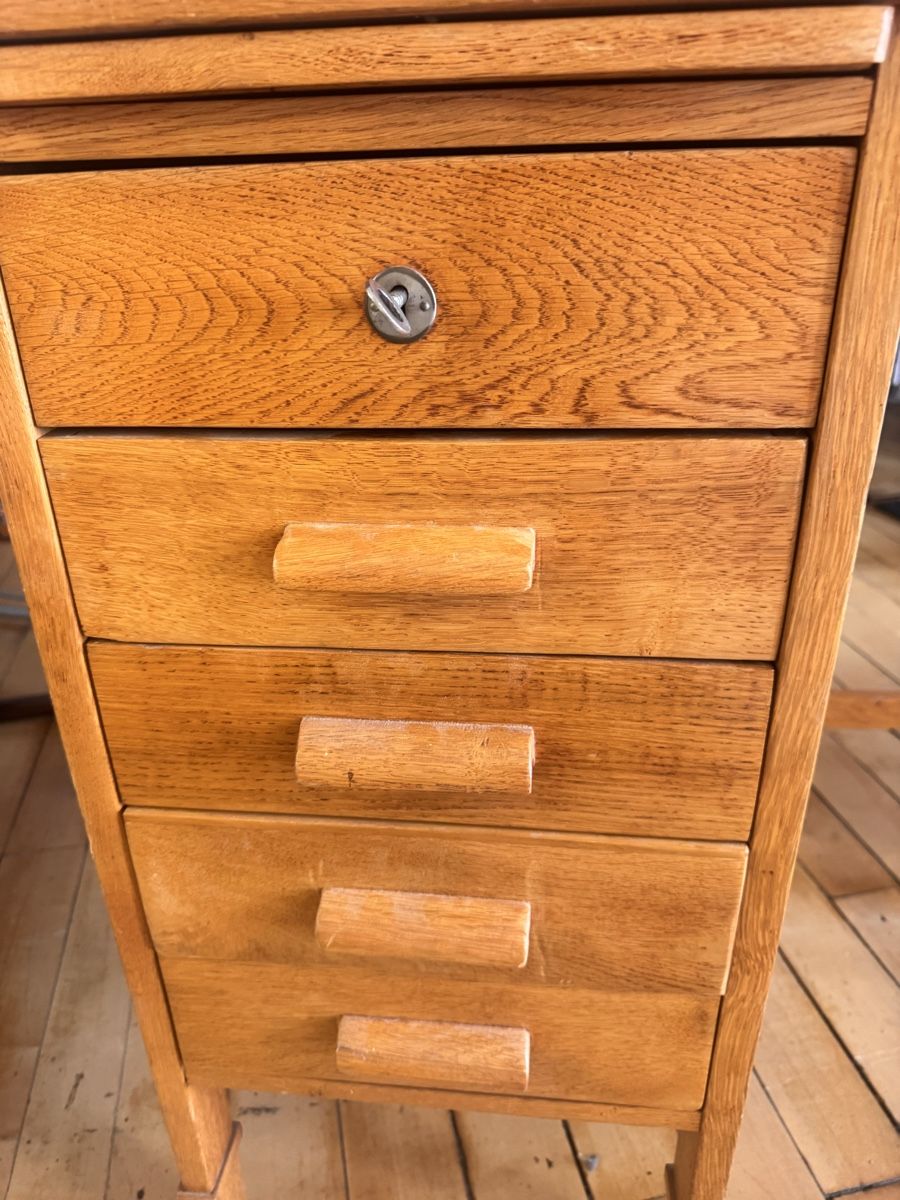 Schreibtische: Vintage Schreibtisch aus Eiche mit Schubladen – Gebraucht aus Murgenthal von casatualiq 8