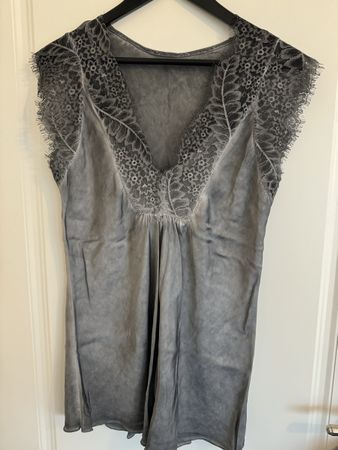 Haut gris foncé