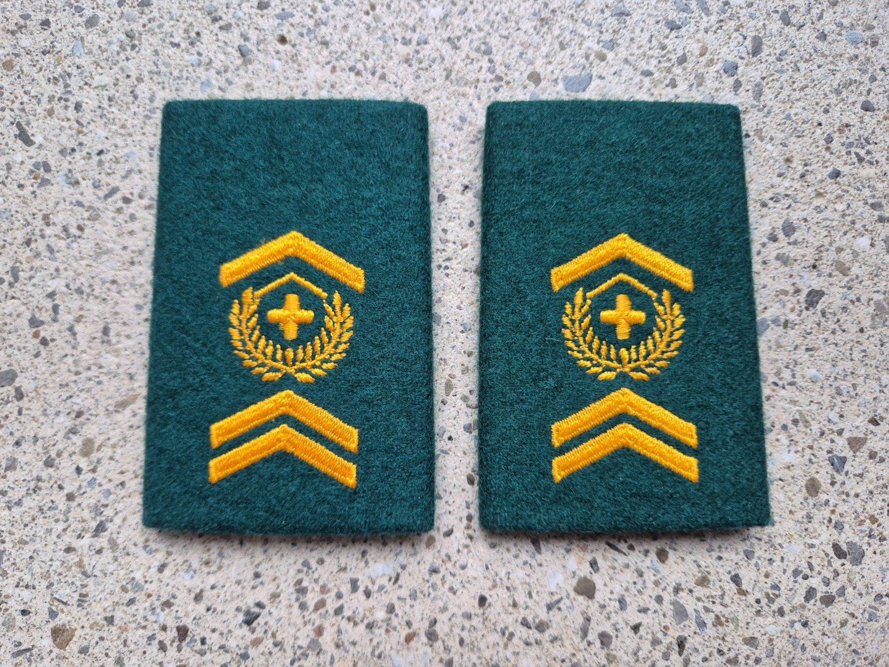 Schweizer Armee Plaketten & Abzeichen: *** Gradabzeichen Patten Set Adjutant Infanterie *** – Neu und originalverpackt aus Riedholz von fr_sIruP