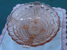Rosa Glasschale aus den 30er Jahren?