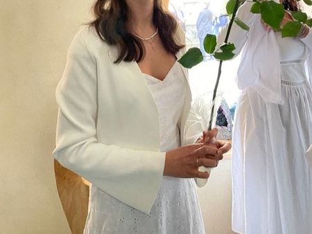 Elegantes weisses Jäckli, Perfekt für die Konfirmation