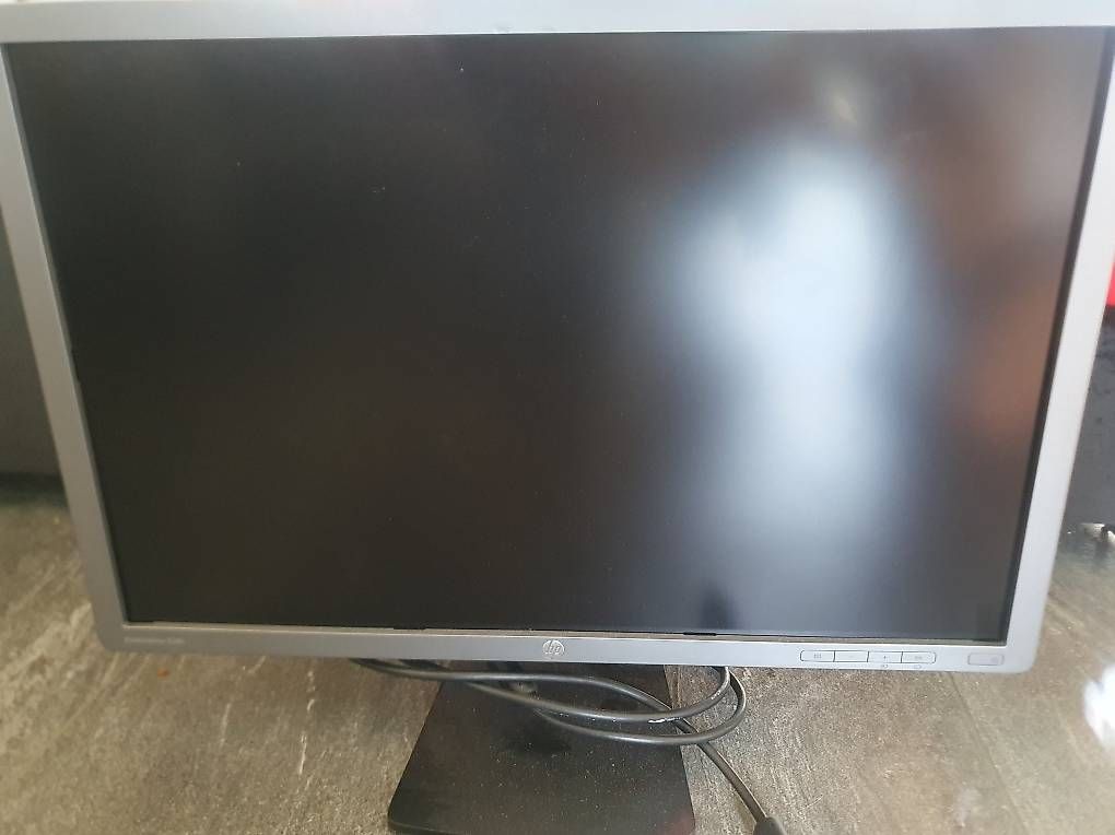 Monitor: HP Bildschirm – Usato da Luzern venduto da Reikigirl7