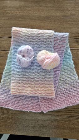 Strickschal handgefertigt schöne pastellfarben mit Fransen.