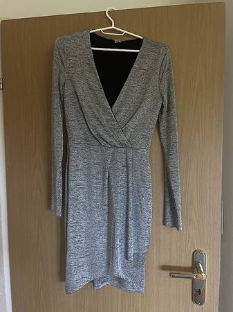 Graues Kleid mit Wickeloptik