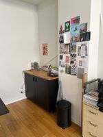 Kleine Kuechenzeile mit Kuehlschrank und Gefrierfach
