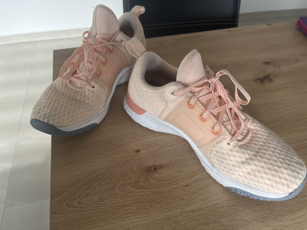 Nike Scarpe da donna: Nike Renew Damen Turnschuhe Gr. 38 – Usato da Hombrechtikon venduto da Kaatja 2