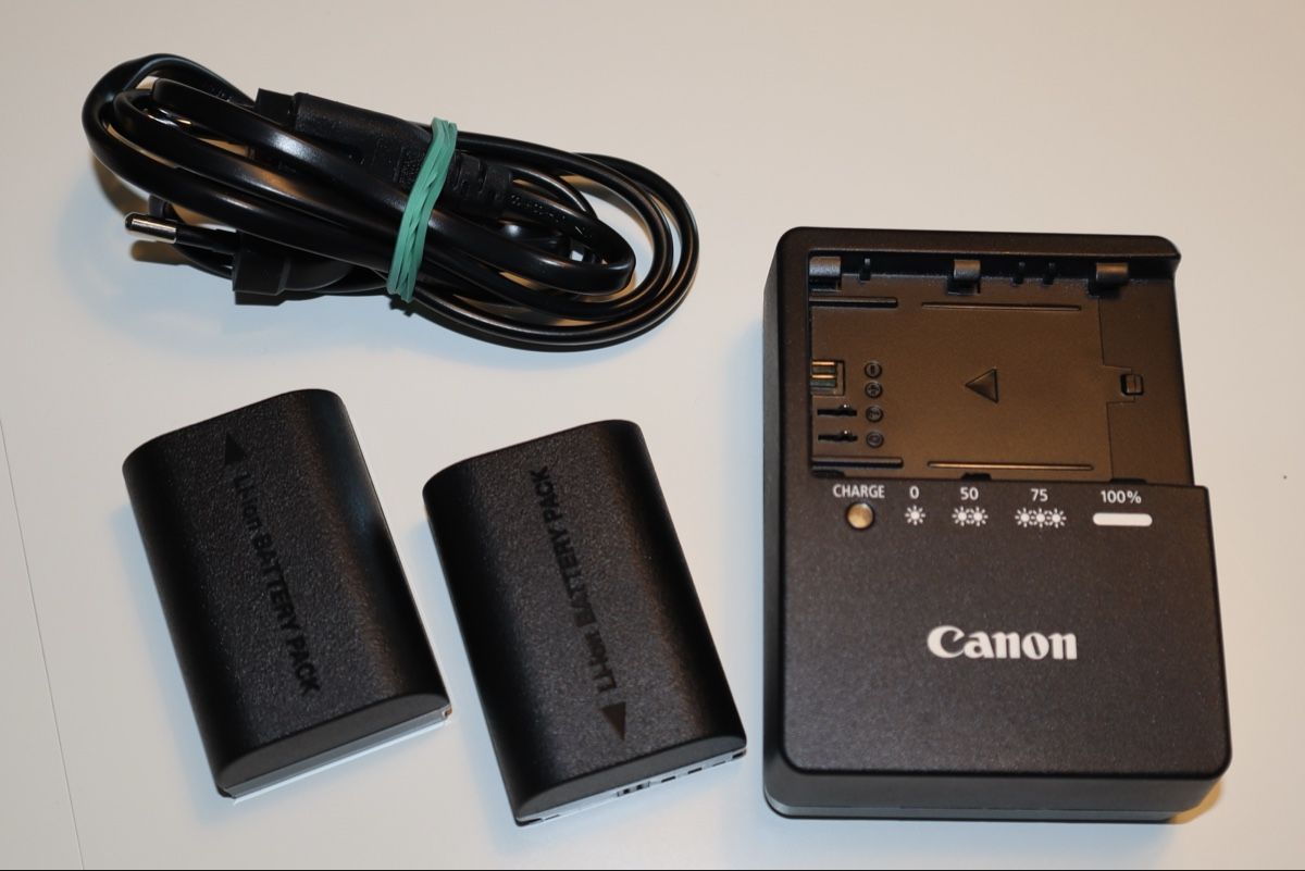 Canon Fotocamera: Canon EOS 5D Mark III Camera Bundle with Flash – Usato da Zug venduto da mhannesb 3