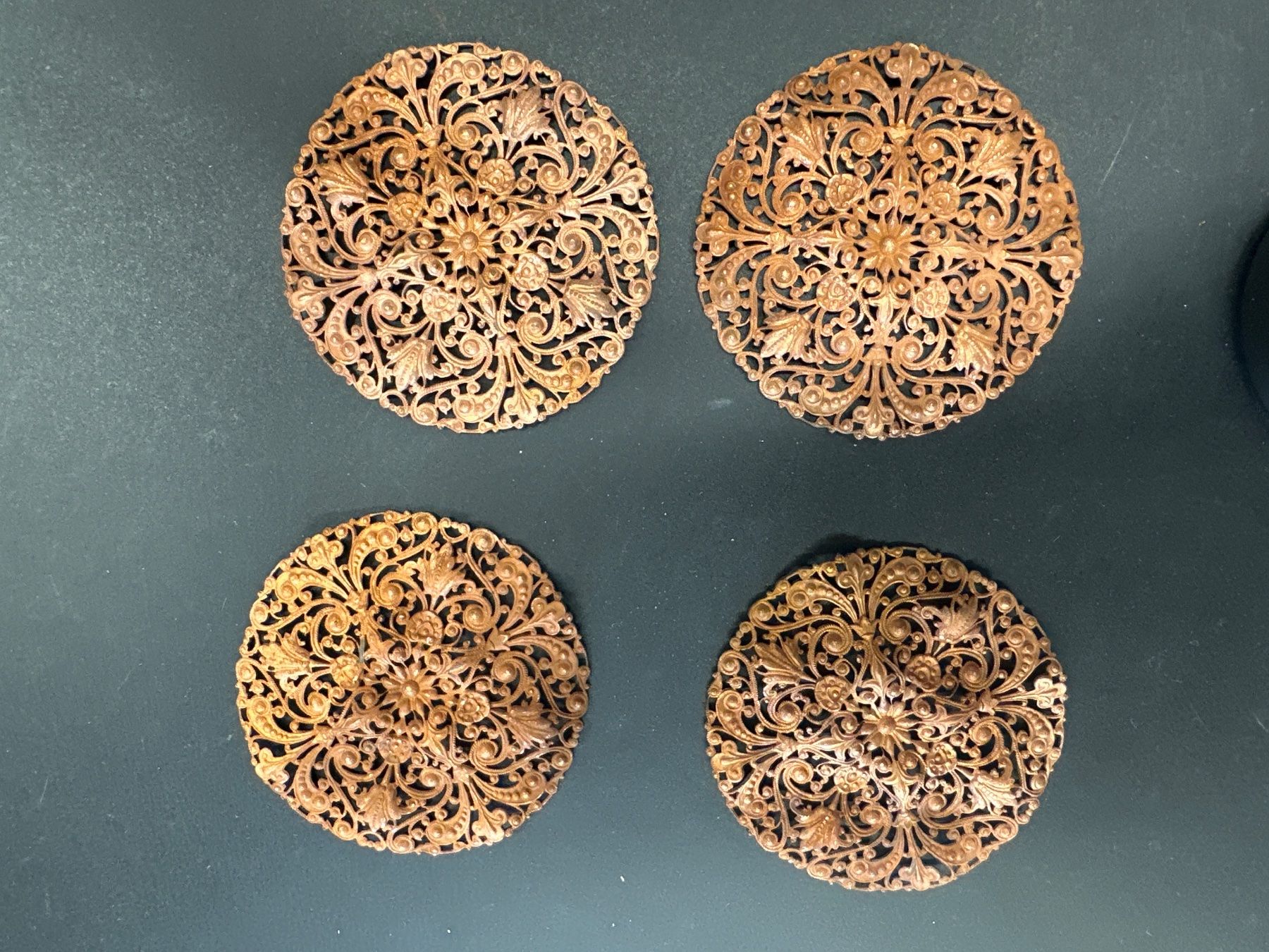 Alle Dekorationen: 4 verzierte Kupferblättchen – Gebraucht aus Herisau von herau
