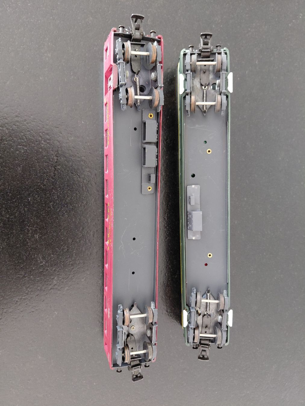 SBB/CFF/FFS Modellini di ferrovie: Modellbahn Waggons SBB rot/grün  2 stk – Usato da Heimberg venduto da 19BERN31 2