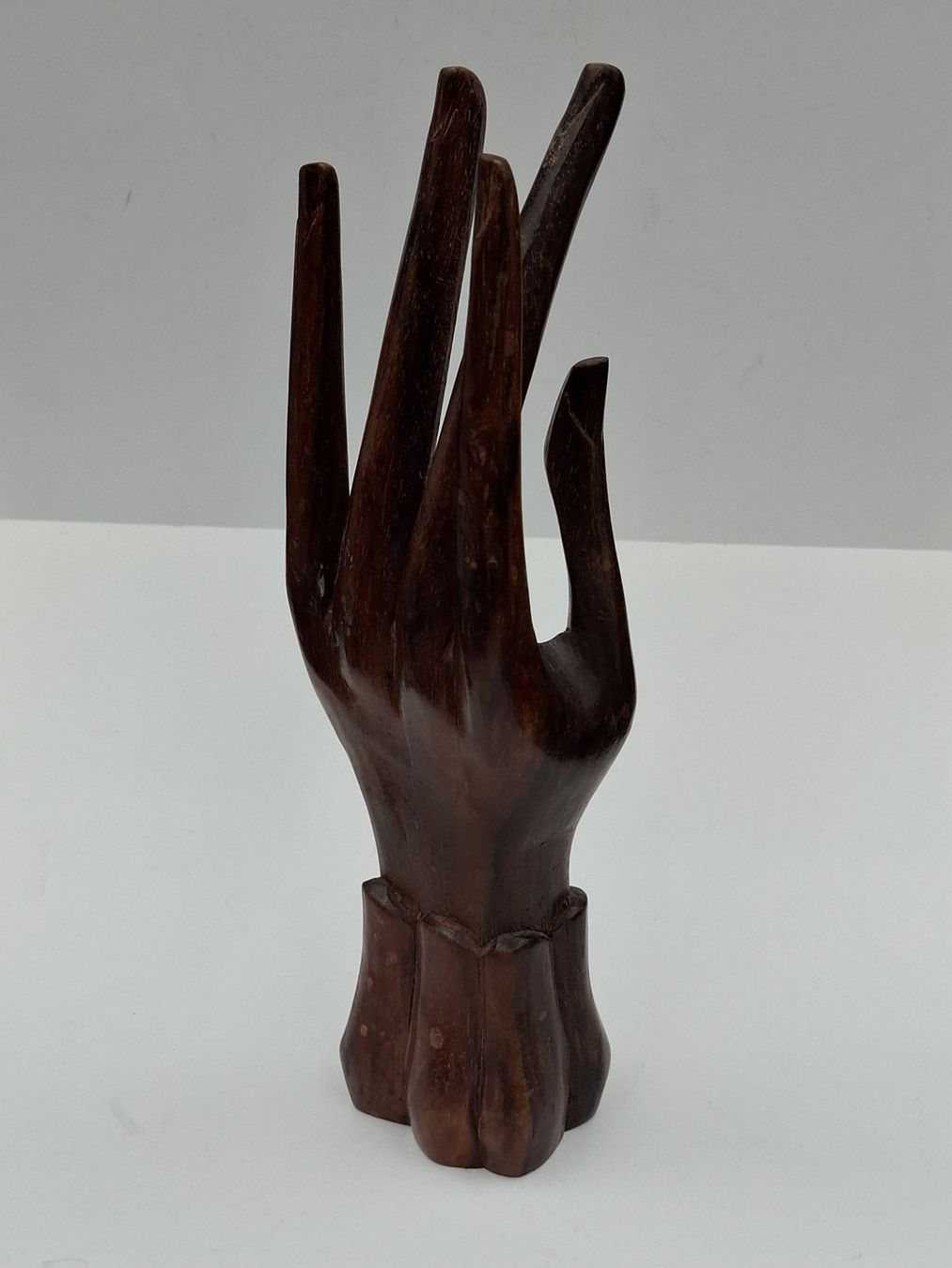 Statuette: Handgeschnitzter Schmuckhalter aus Holz Ringständer Boho – Usato da Zürich venduto da bruzolda