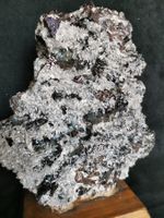Mineralien: Hämatit m. Quarzspitzen/auf Holzsockel/ selten!