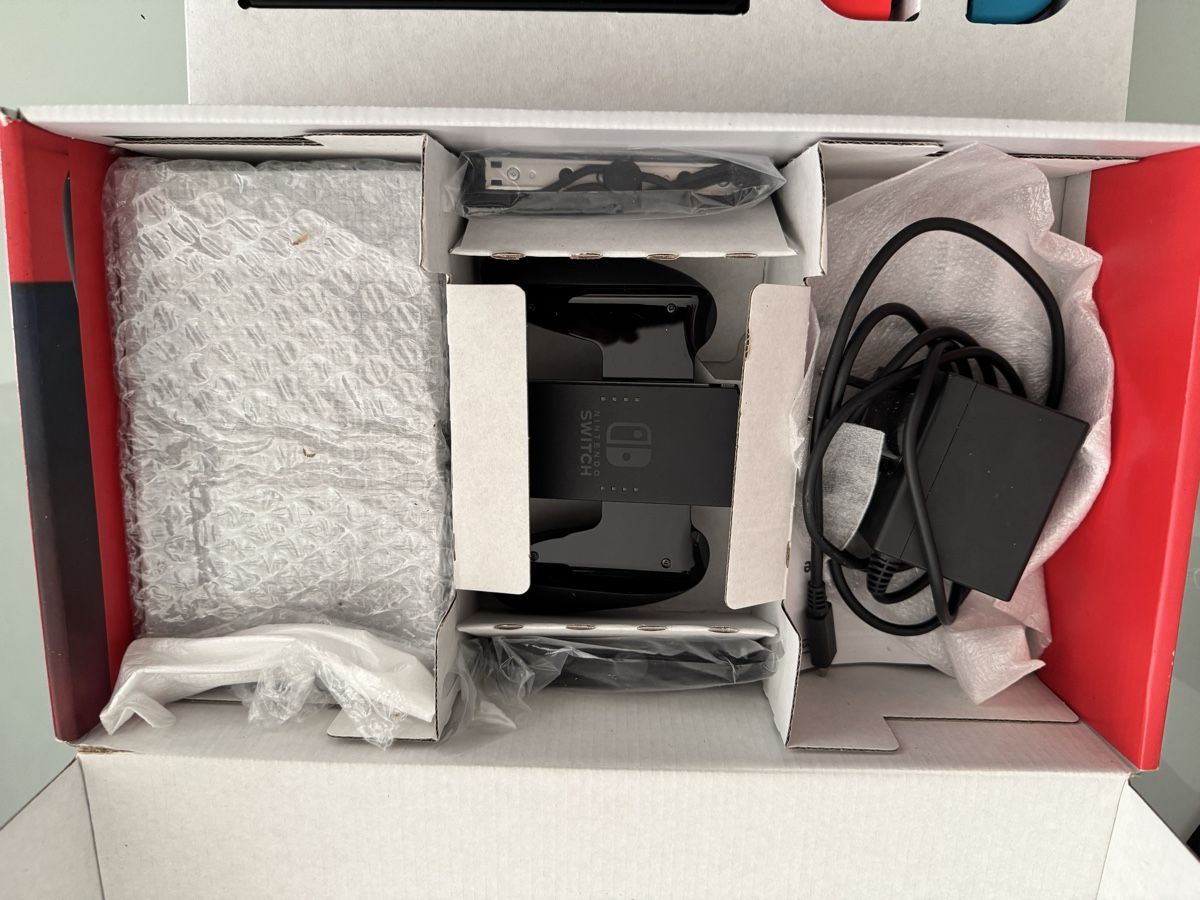 Nintendo Console: Nintendo Switch complète peu utilisée avec un jeu. – Usato da Ittigen venduto da Spirax00 2