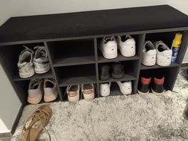 Schönes Schuhgestell mit Sitzfläche