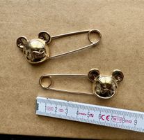 2x Mickey Maus Broschen Anstecker 