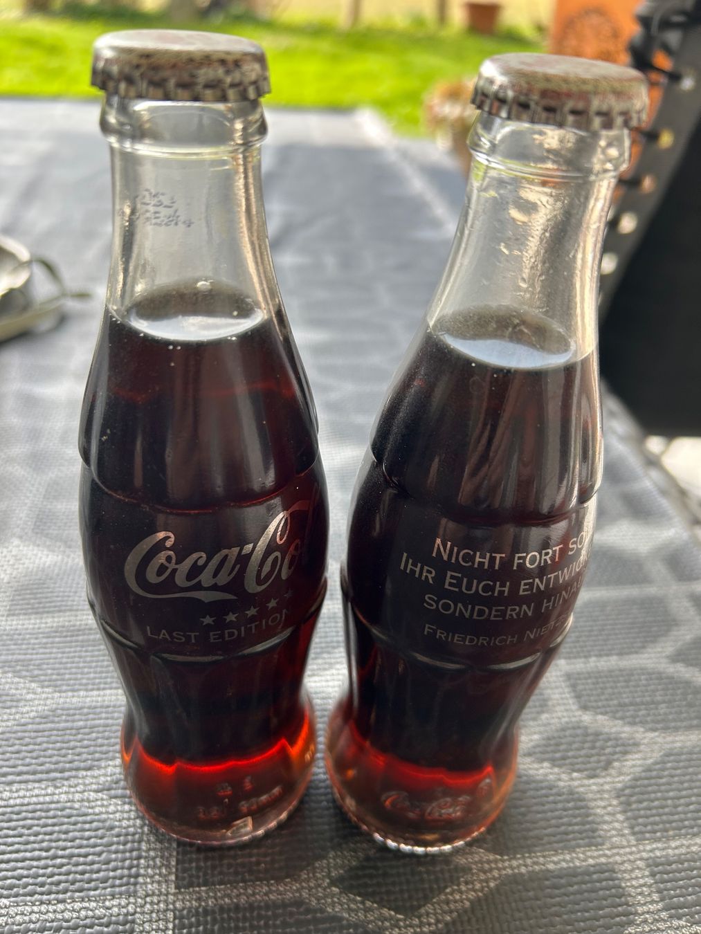 Coca-Cola Bottiglie: Original Coca Cola Glasflaschen 2Stck. – Nuovo (secondo la descrizione) da Reinach AG venduto da cor_tpl8 4