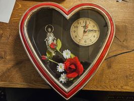 Herzförmige Wanduhr mit Heiligenfigur und Rosen (B)