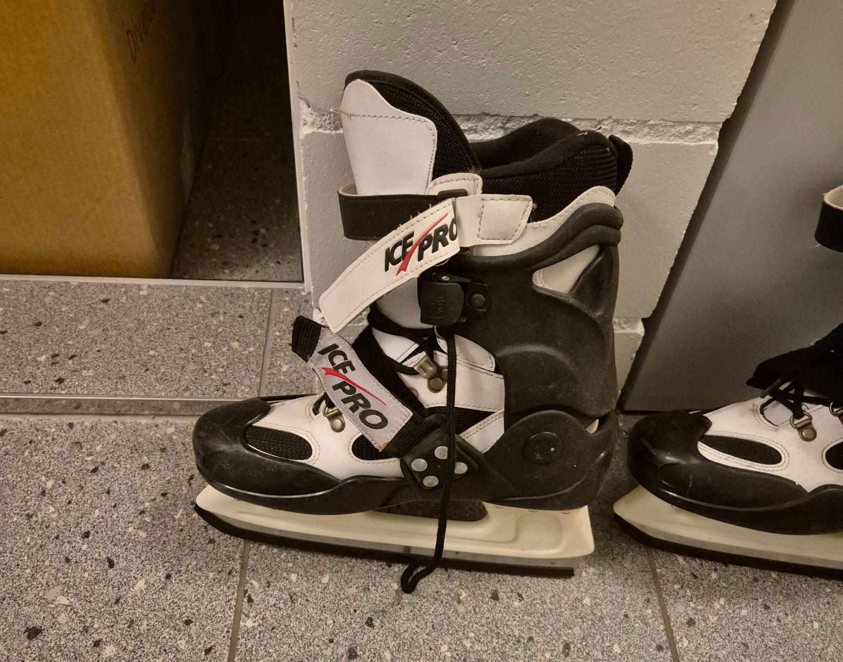 Pattini da ghiaccio: Schlittschuhe Ice Pro, Grösse 37 – Usato da Lohn-Ammannsegg venduto da NikiVibes 2