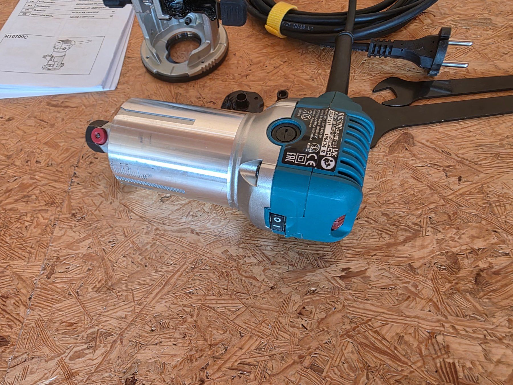 Makita Toutes les machines: Makita RT0702CJ Einhandfräse – D'occasion à Wängi par Uevi 4