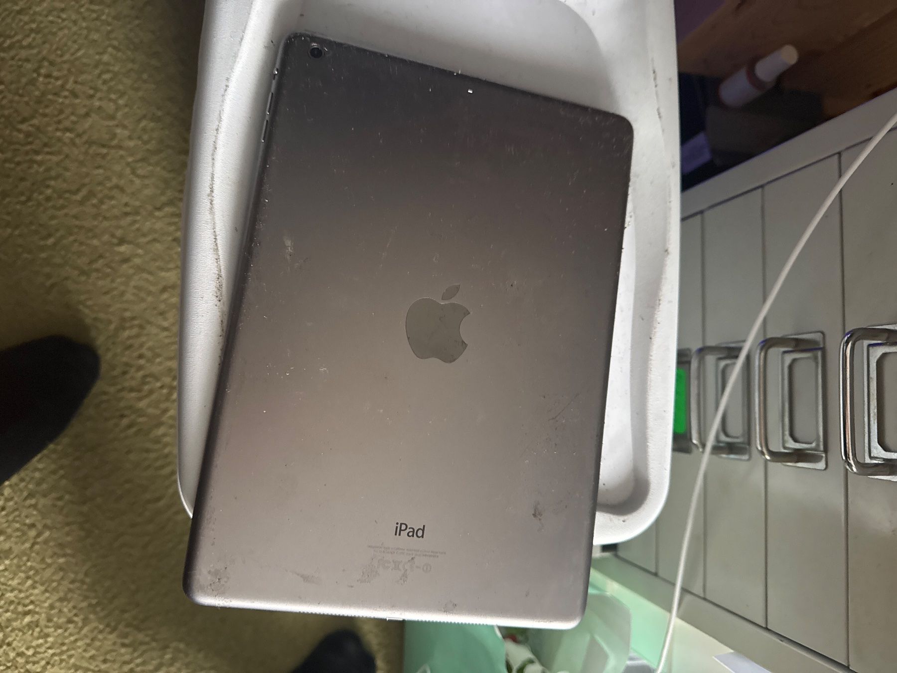 Apple Tablet PC: Ipad Air -A1474- icloude / Display top – Difettoso da Olten venduto da HoYa01