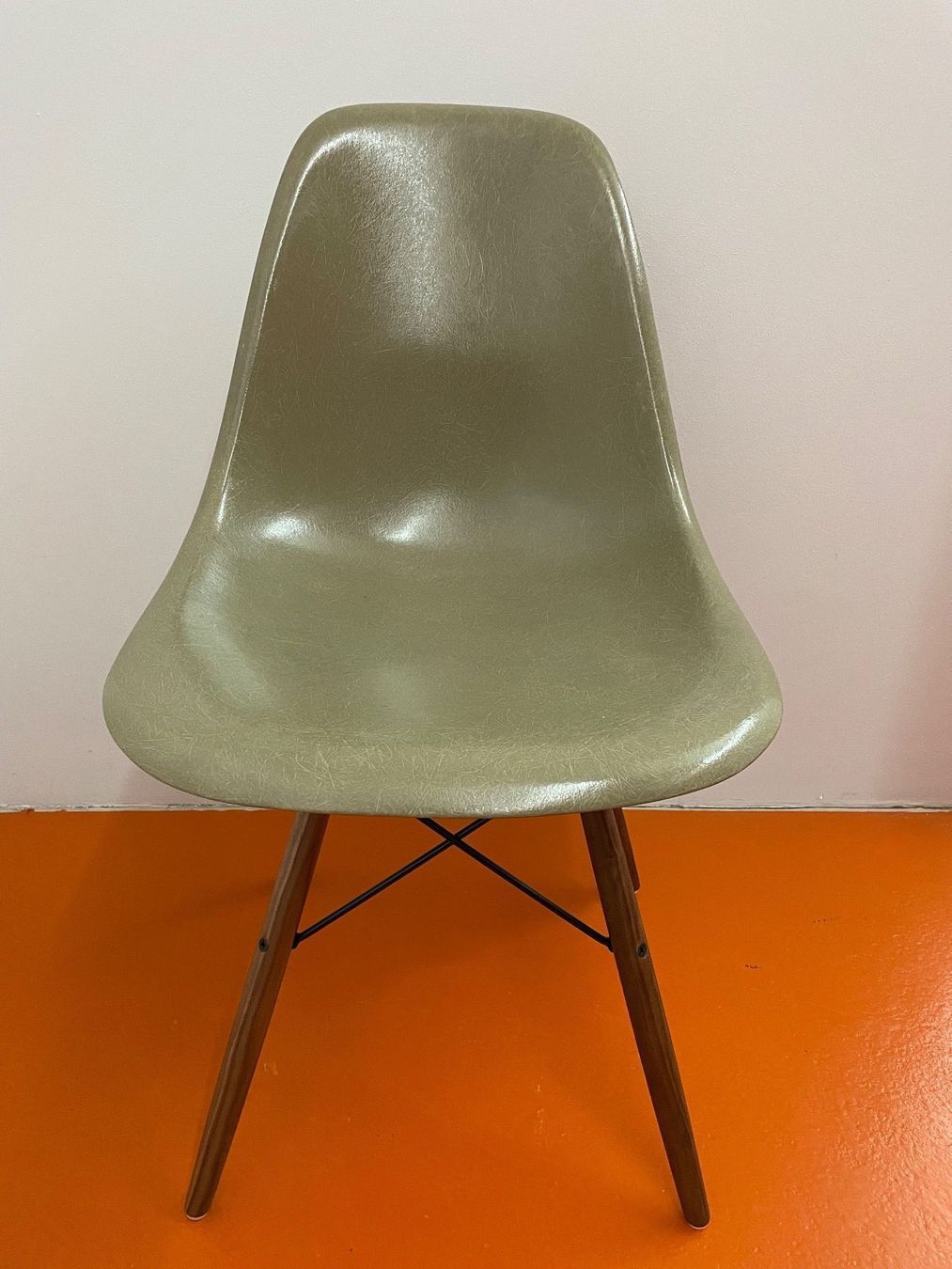 Eames Sedie: Eames Side Chair in Raw Umber – Usato da ipsach venduto da Latigo