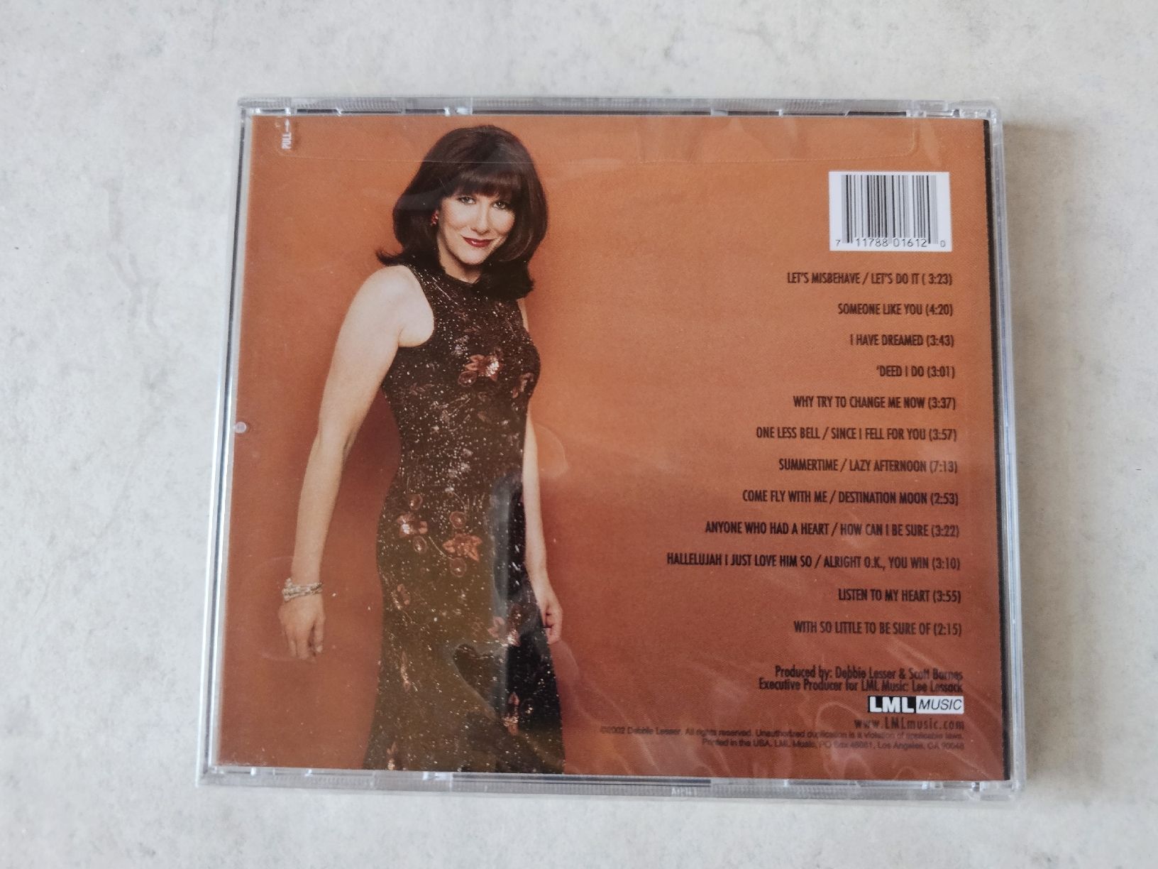 CD: Debbie Lesser  -  Let's Misbehave  /  Fabrikneu – Nuovo e nell'imballaggio originale da Schneisingen venduto da backstore24 1