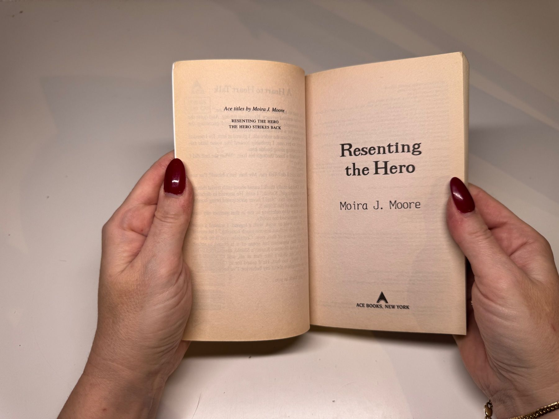 Libri: NOVEL: Moiry J. Moore, Resenting the Hero – Usato da Grosswangen venduto da English_books 2