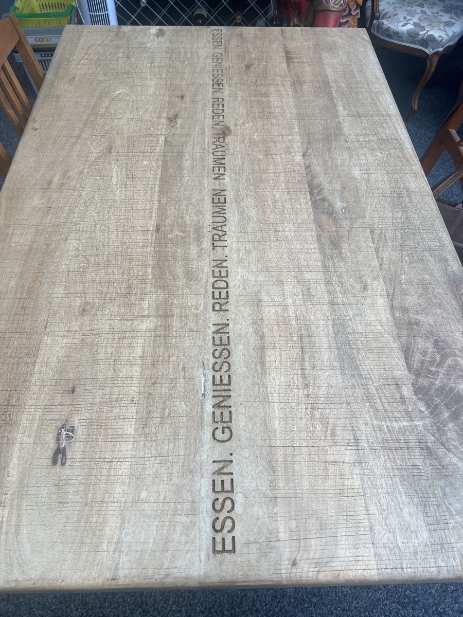 Tische: Massiver Holztisch mit Spruch 87x140 – Gebraucht aus Rorschach von TrendyDeals