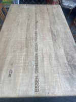 Massiver Holztisch mit Spruch 87x140