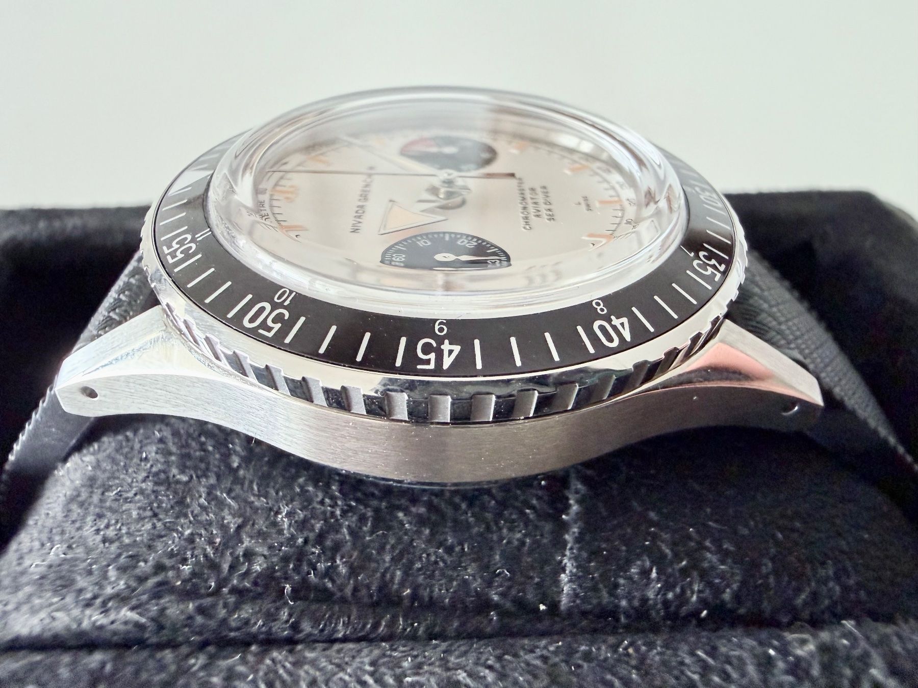 Nivada Orologi: NIVADA Grenchen Chronomaster "White Panda" Chro, Fr.2’150.- – Nuovo e nell'imballaggio originale da Le Mont-sur-Lausanne venduto da LycaGallery 5