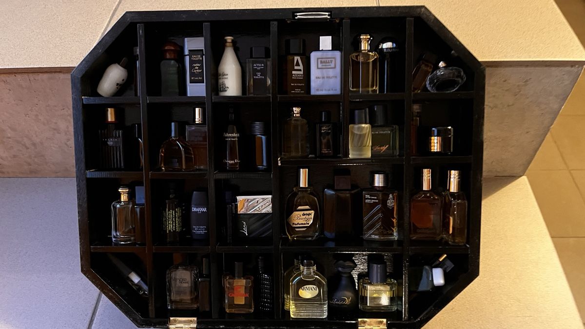 Parfum & Eau de Toilette: Setzkasten mit Parfümminiaturen – Gebraucht aus Holziken von Bibli05