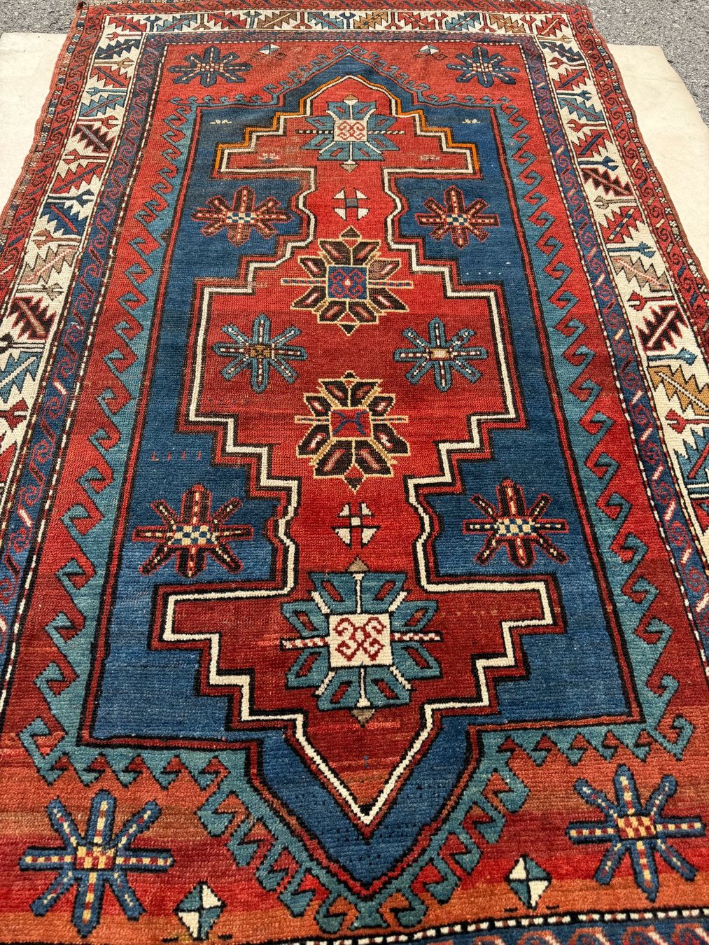 Teppiche: Kasak mit archaischem Design Teppich 236x140cm sauber – Gebraucht aus Vacallo von cri_229f