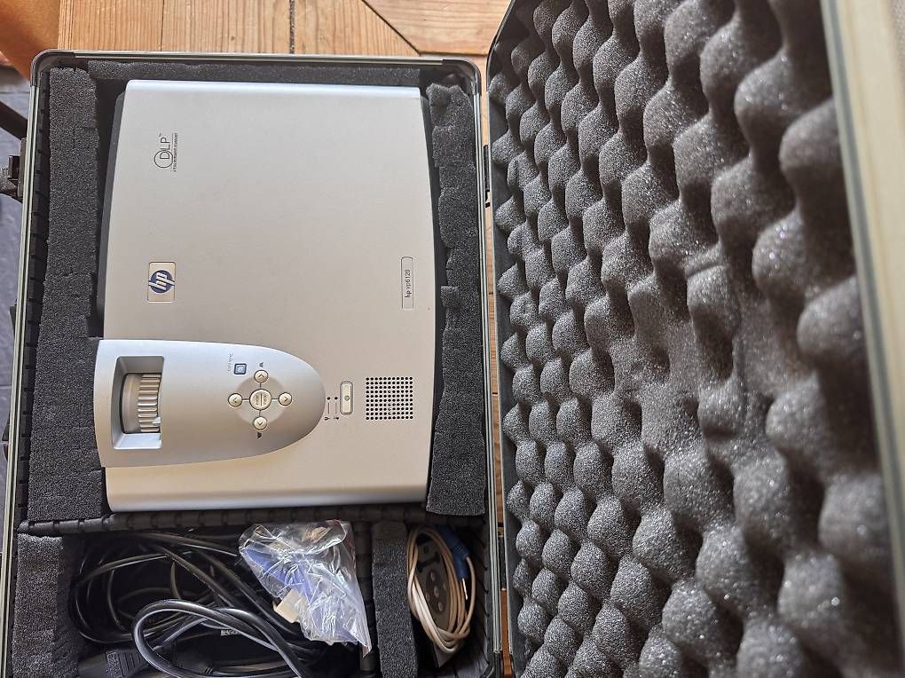 Proiettori: HP VP 6120 Projector with Full Set with Remote and Suitcase  – Usato da Melide venduto da cla_g5fs 3