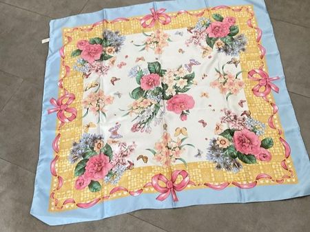 Schönes Foulard, Blumenmuster, Schmetterlinge