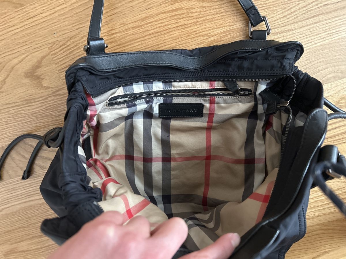 Burberry Borse: Burberry Black Nylon Tote Bag – Usato da Genève venduto da TreasureChest 1