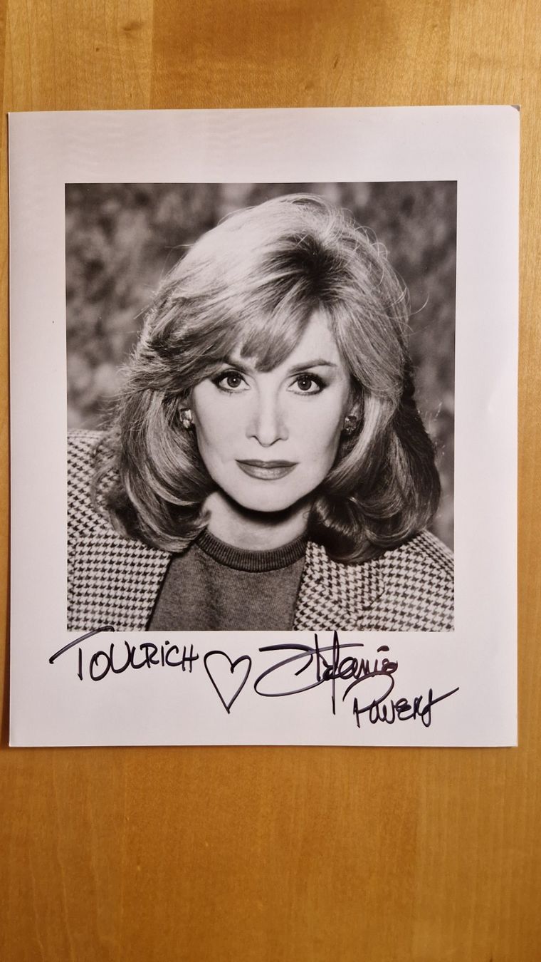Autogramme: Stefanie Powers, Original Autogramm auf Grossfoto in s/w – Gebraucht aus Salmsach von Schusoa