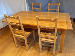 4  stabile, elegante und gut erhaltene Esszimmerstühle