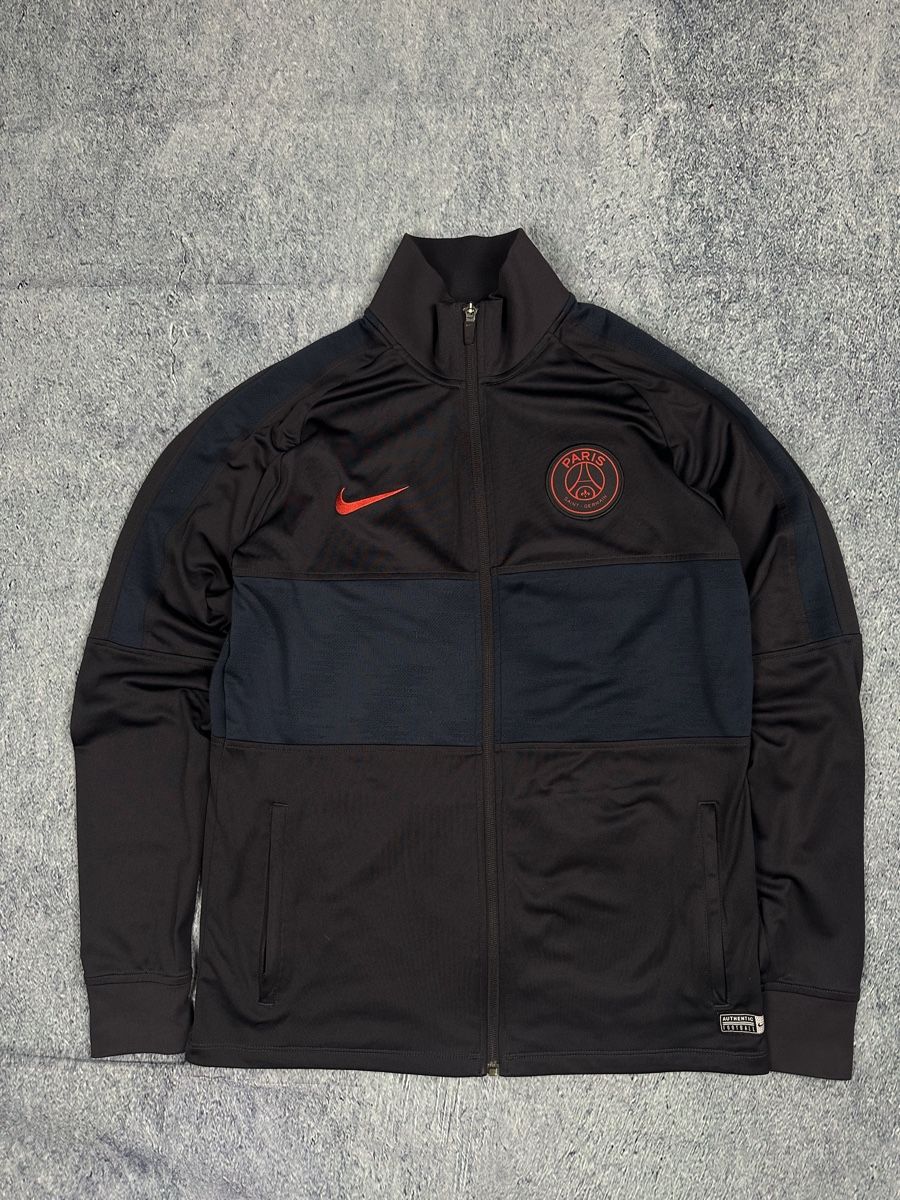 Nike Giacche: Nike PSG Trainingsjacke – Usato da Luzern venduto da 041Vintage