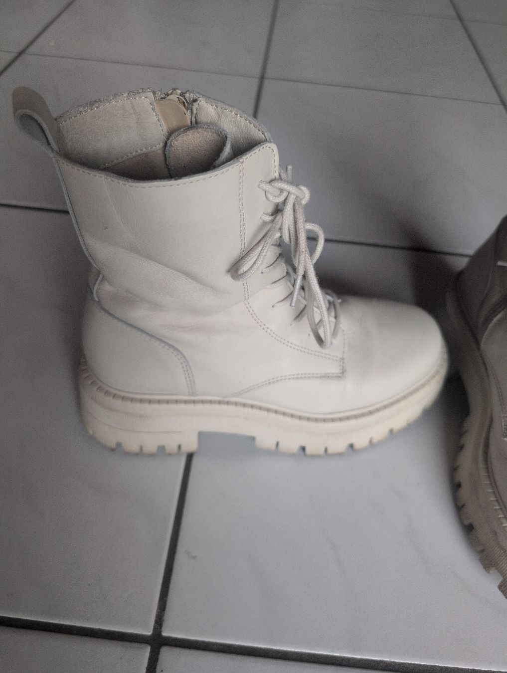 Damenschuhe: beigfarbige Stiefel, Echtleder, Grösse 36 – Gebraucht aus Glis von ste_qh6n 1