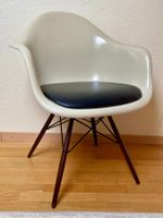 Eames Fiberglass Armchair DAW / Parchement & black leather